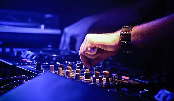 dj che suona durante una festa