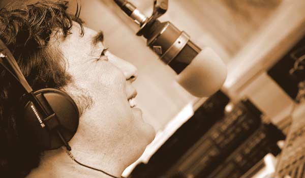 Filippo in radio che parla al microfono